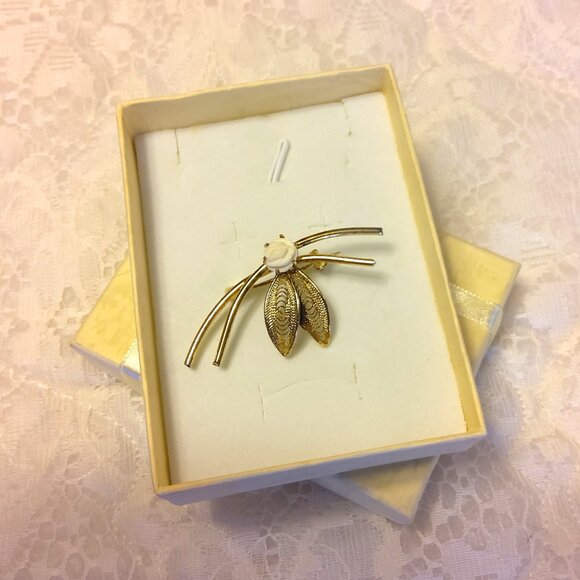 Vintage Hand Carved Ivory Gold Tone Brooch Jewelry Pin - Picture 6 of 9